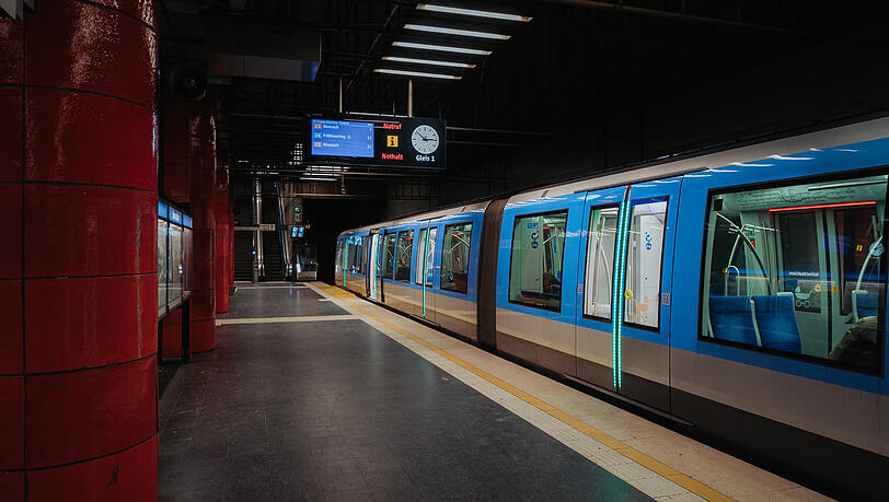 An den Bahnsteigen ist es ruhig. Die U-Bahnen fahren pünktlich ein. An den Bahnsteigen ist es ruhig. Die U-Bahnen fahren pünktlich ein.