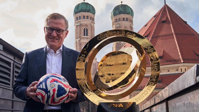 "Es gibt ja durchaus noch einen Titel in dieser Saison zu verteilen", sagt Bayerns Vorstandschef Jan-Christian Dreesen, hier vor den Türmen der Frauenkirche und neben dem neuen Pokal der Klub-WM, über das prestigeträchtige Turnier im Sommer in den USA.