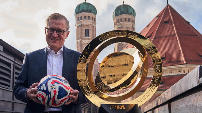 "Es gibt ja durchaus noch einen Titel in dieser Saison zu verteilen", sagt Bayerns Vorstandschef Jan-Christian Dreesen, hier vor den Türmen der Frauenkirche und neben dem neuen Pokal der Klub-WM, über das prestigeträchtige Turnier im Sommer in den USA.