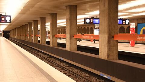 Der U-Bahnhof am Olympiazentrum. Am Sonntagfrüh ist hier