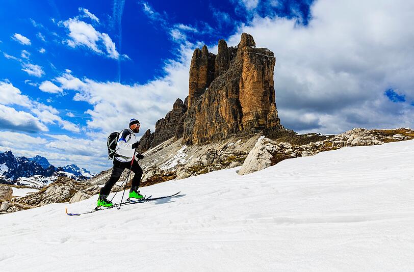 Ein Skitourengeher erkundet die Landschaft um die Drei Zinnen. Hier liegt die steilste Piste Italiens, festhalten: &bdquo;mit bis zu 71 Prozent Gef&auml;lle&ldquo;.