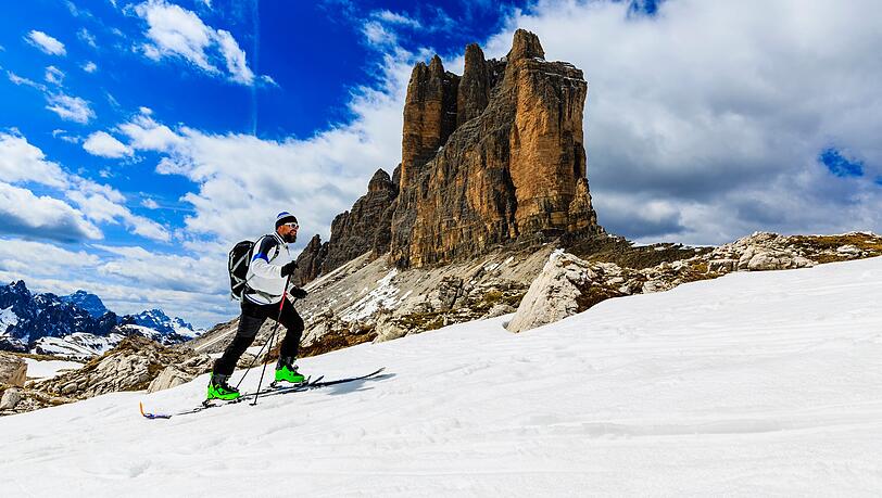 Ein Skitourengeher erkundet die Landschaft um die Drei Zinnen. Hier liegt die steilste Piste Italiens, festhalten: &bdquo;mit bis zu 71 Prozent Gef&auml;lle&ldquo;.