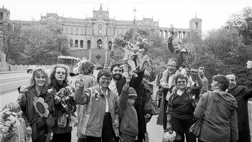 Mit Blumen: die Gr&uuml;nen bei ihrem Einzug in den Bayerischen Landtag 1986 auf der Isarbr&uuml;cke.