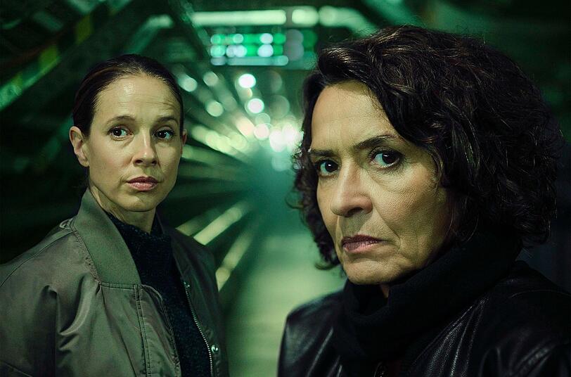 In ihrem Jubil&auml;ums-"Tatort: Explosive Mischung" ermitteln Lena Odenthal (Ulrike Folkerts, rechts) und Johanna Stern (Lisa Bitter) nachdem bei einer Geldautomatensprengung einer der T&auml;ter ums Leben kam. Seine Komplizen sind mit der Beute auf der Flucht.