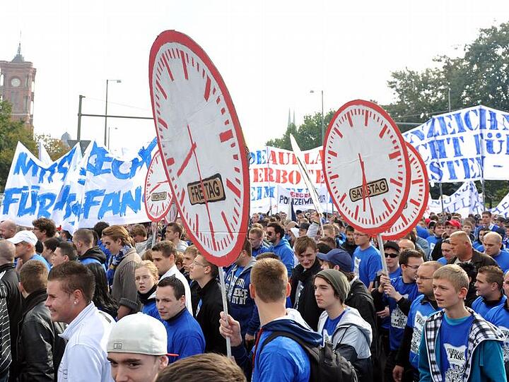 Fußballfans aus ganz Deutschland haben sich in Berlin zur Demonstration versammelt.