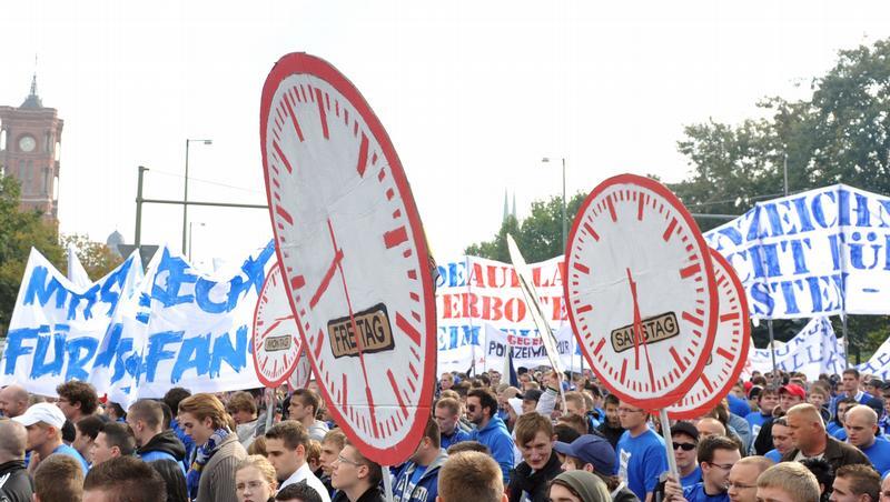Fußballfans aus ganz Deutschland haben sich in Berlin zur Demonstration versammelt. Fußballfans aus ganz Deutschland haben sich in Berlin zur Demonstration versammelt.