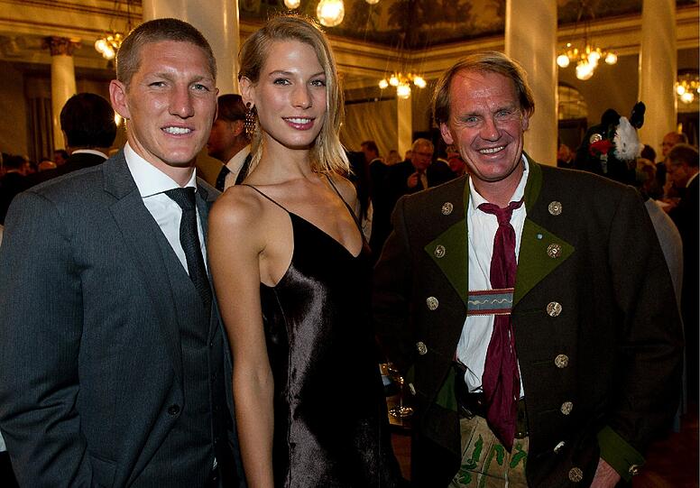 Hoher Besuch auch für den Sportfan Stoiber: Bayern-Star Bastian Schweinsteiger (v.l.), seine Freundin Sarah Brandner und der ehemalige Skirennfahrer Markus Wasmeier.