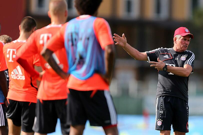 Eine Stunde und sechs Minuten trainieren die Bayern-Profis vor 1000 Fans im Stadio Comunale von Arco. Sieben Jugendspieler sind mit von der Partie - und ein Verletzter geht hervor: Trainer Jupp Heynckes zieht sich einen Faserriss zu.
