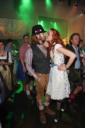 Auch dieses Jahr feierten 2.000 Gäste am Auftakt-Abend der Nacht der Tracht in Dirndl und Lederhosn ein rauschendes Fest im Löwenbräukeller! Bereits zum 12. Mal zapften die Veranstalter Wiesnwirt Christian Schottenhamel und Eventmanager Philip Greffenius beim traditionellen Anstich der Nacht der Tracht das erste Fass gekonnt mit nur zwei Schlägen an, und freuten sich über die gute Stimmung im Festsaal. Die Bilder!