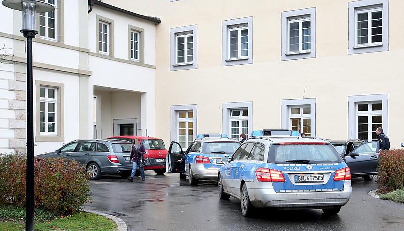 Polizeifahrzeuge stehen in Zwiefalten (Baden-Württemberg) vor dem Zentrum für Psychiatrie. In der Nacht sind dort drei Straftäter aus einer geschlossenen Abteilung ausgebrochen.