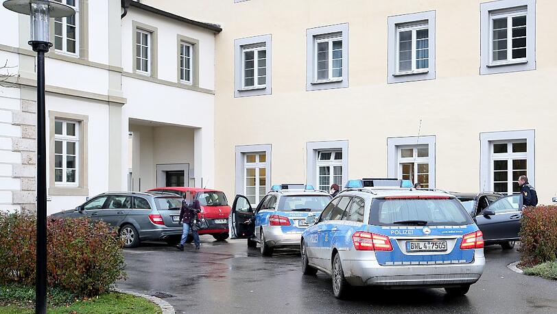 Polizeifahrzeuge stehen in Zwiefalten (Baden-Württemberg) vor dem Zentrum für Psychiatrie. In der Nacht sind dort drei Straftäter aus einer geschlossenen Abteilung ausgebrochen. Polizeifahrzeuge stehen in Zwiefalten (Baden-Württemberg) vor dem Zentrum für Psychiatrie. In der Nacht sind dort drei Straftäter aus einer geschlossenen Abteilung ausgebrochen.