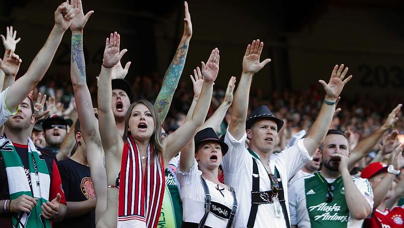 In Portland, USA, spielten die Bayern in der Saisonvorbereitung um die Gunst der amerikanischen Fans. Im nächsten Sommer soll es für den FC Bayern nach China gehen. In Portland, USA, spielten die Bayern in der Saisonvorbereitung um die Gunst der amerikanischen Fans. Im nächsten Sommer soll es für den FC Bayern nach China gehen.