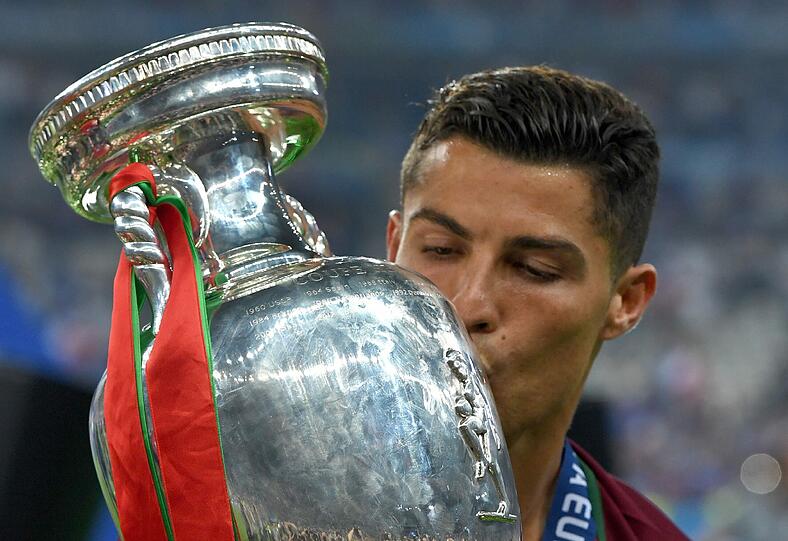Das Ronaldo-Drama: Auf und Ab des portugiesischen Superstars im EM-Finale gegen Gastgeber Frankreich. Die einmaligen Bilder von Ronaldo, der von der tragischen Figur zum weltbesten Co-Trainer mutierte und dann zum großen Triumphator wurde.