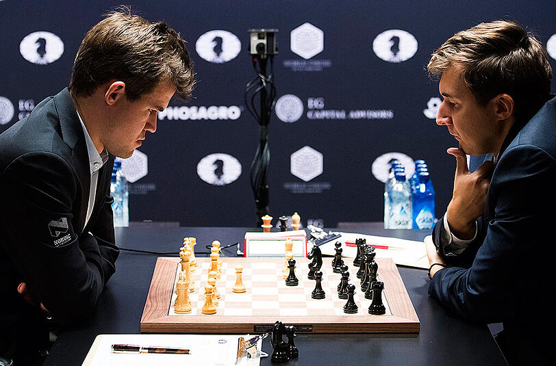 Zum dritten Mal Weltmeister: Magnus Carlsen (l.) im Duell mit seinem russischen Herausforderer Sergey Karjakin in New York.