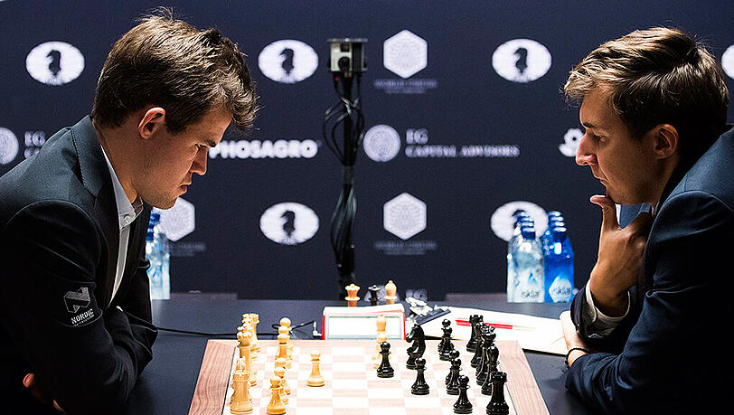 Zum dritten Mal Weltmeister: Magnus Carlsen (l.) im Duell mit seinem russischen Herausforderer Sergey Karjakin in New York. Zum dritten Mal Weltmeister: Magnus Carlsen (l.) im Duell mit seinem russischen Herausforderer Sergey Karjakin in New York.