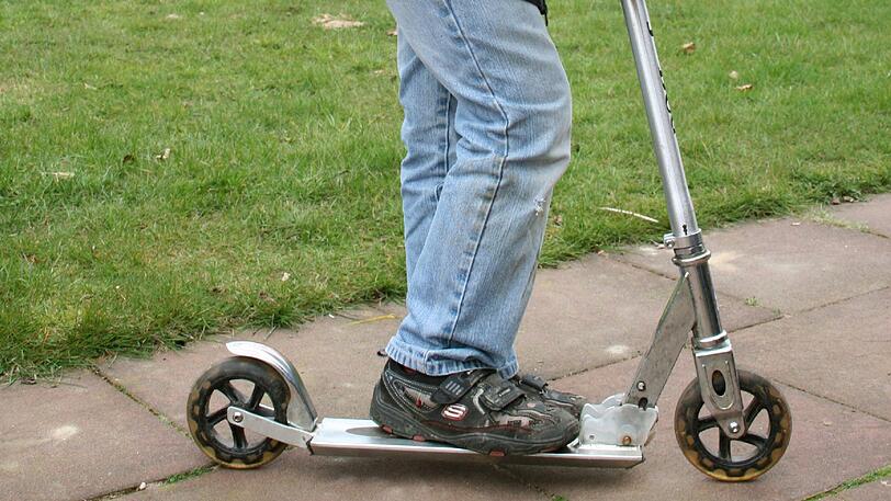 Mit einem Kinderroller hat ein Siebenjähriger einen mutmaßlichen Vergewaltiger in die Flucht geschlagen. (Symbolbild)