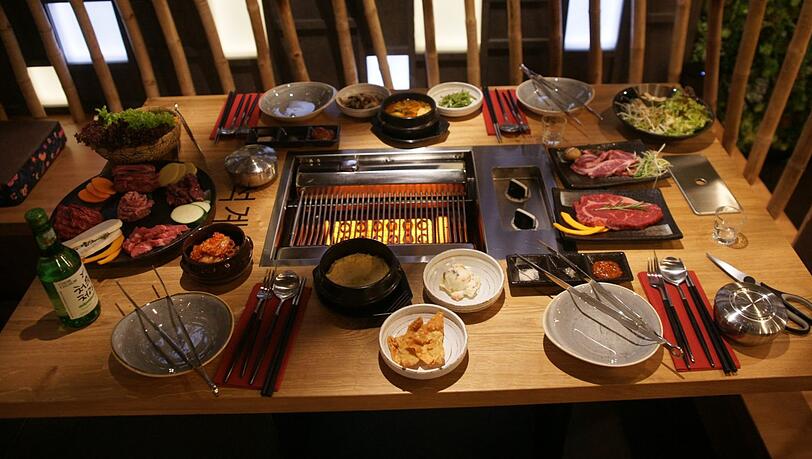 Auf in den Tischen eingelassenen Grills wird der Gast zum Grillmeister. Auf in den Tischen eingelassenen Grills wird der Gast zum Grillmeister.
