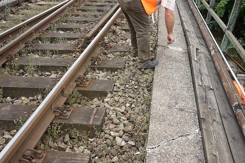 Laster zerstört Unterführung: Bilder von der Unfallstelle.