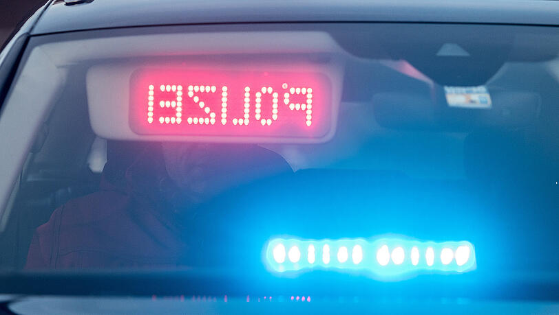 Die Polizei stoppte den Raser und brummte ihm ein Fahrverbot auf. Die Polizei stoppte den Raser und brummte ihm ein Fahrverbot auf.
