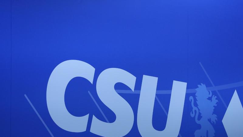 Das Logo der CSU ist auf blauem Hintergrund zu sehen. Foto: Daniel Karmann/dpa/Archivbild Das Logo der CSU ist auf blauem Hintergrund zu sehen. Foto: Daniel Karmann/dpa/Archivbild