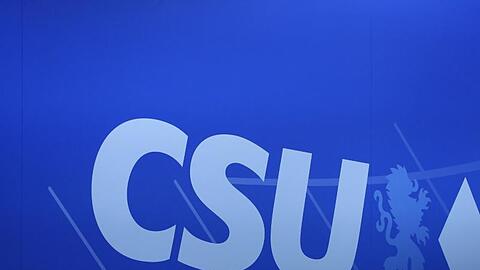 Das Logo der CSU ist auf blauem Hintergrund zu sehen. Foto: Daniel Karmann/dpa/Archivbild