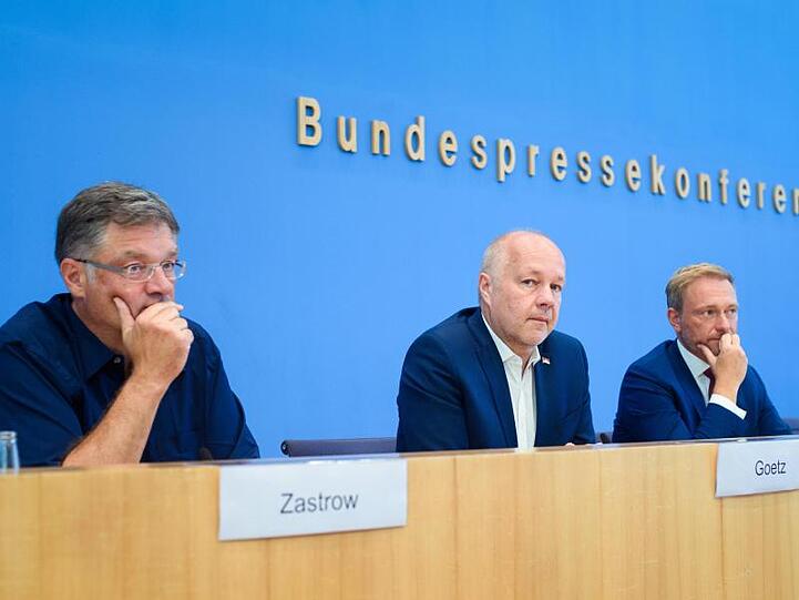 Ernste Gesichter nach den Landtagswahlen: Holger Zastrow, FDP-Spitzenkandidat in Sachsen, Hans-Peter Goetz, Spitzenkandidat der FDP in Brandenburg, und FDP-Chef Christian Lindner (v.l.).