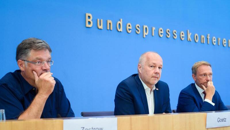 Ernste Gesichter nach den Landtagswahlen: Holger Zastrow, FDP-Spitzenkandidat in Sachsen, Hans-Peter Goetz, Spitzenkandidat der FDP in Brandenburg, und FDP-Chef Christian Lindner (v.l.). Ernste Gesichter nach den Landtagswahlen: Holger Zastrow, FDP-Spitzenkandidat in Sachsen, Hans-Peter Goetz, Spitzenkandidat der FDP in Brandenburg, und FDP-Chef Christian Lindner (v.l.).
