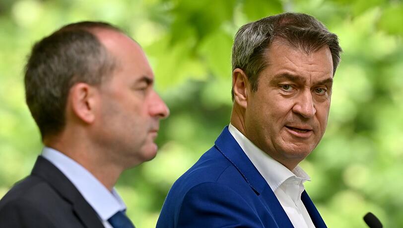 Hubert Aiwanger (links, Freie Wähler), stellvertretender Ministerpräsident und Markus Söder (CSU), Ministerpräsident. (Archivbild)