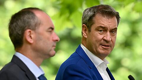 Hubert Aiwanger (links, Freie Wähler), stellvertretender Ministerpräsident und Markus Söder (CSU), Ministerpräsident. (Archivbild)