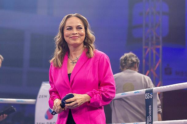 Regina Halmich als TV-Expertin im Boxring bei der SES-Box-Gala im April in Potsdam.