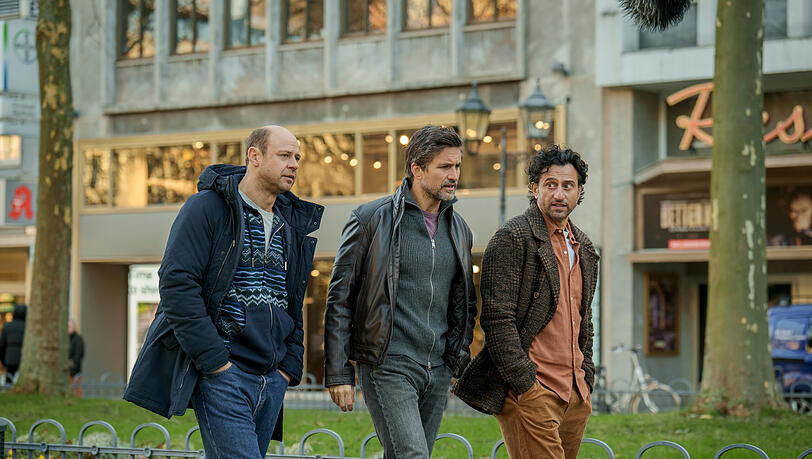 Wie hat ein Mann zu sein? In der Netflix-Serie "Alphamännchen" stellt sich Tom Beck (M.) als "Ulf" diese Frage. Wie hat ein Mann zu sein? In der Netflix-Serie "Alphamännchen" stellt sich Tom Beck (M.) als "Ulf" diese Frage.