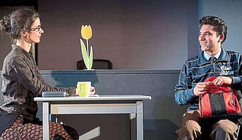 Korinna Krauss und Govinda Gabriel in der Romanadaption &bdquo;Und Federn &Uuml;berall&ldquo;.