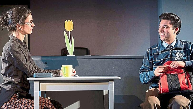 Korinna Krauss und Govinda Gabriel in der Romanadaption &bdquo;Und Federn &Uuml;berall&ldquo;.