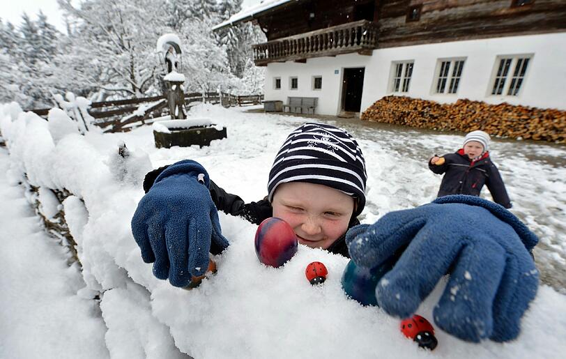 Ostereiersuche im Schnee