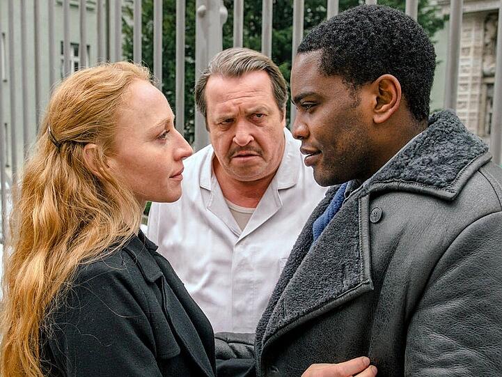 Brigitte Hobmeier mit ihren Filmpartner Andreas Giebel und Tony Mpoudja