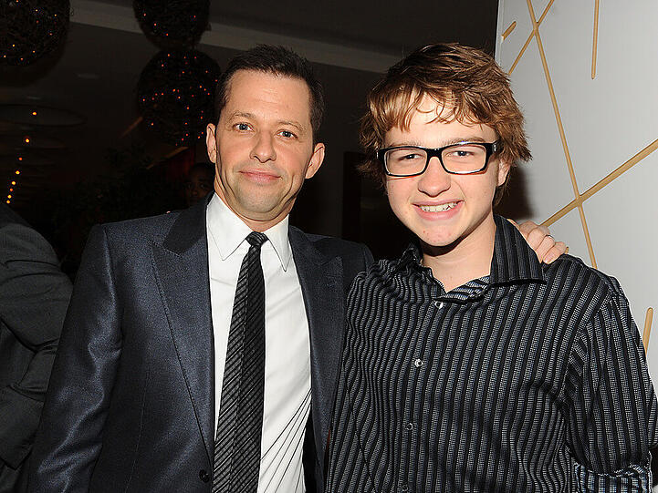 Ein Bild aus besseren Zeiten: Angus T. Jones (r.) mit Serien-Vater Jon Cryer im Jahr 2011