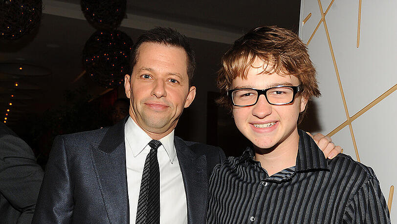 Ein Bild aus besseren Zeiten: Angus T. Jones (r.) mit Serien-Vater Jon Cryer im Jahr 2011 Ein Bild aus besseren Zeiten: Angus T. Jones (r.) mit Serien-Vater Jon Cryer im Jahr 2011