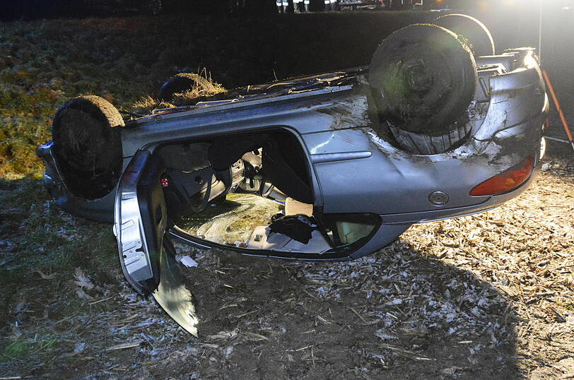 Glatteisunfall auf der B299 - die Bilder vom Rettungseinsatz.