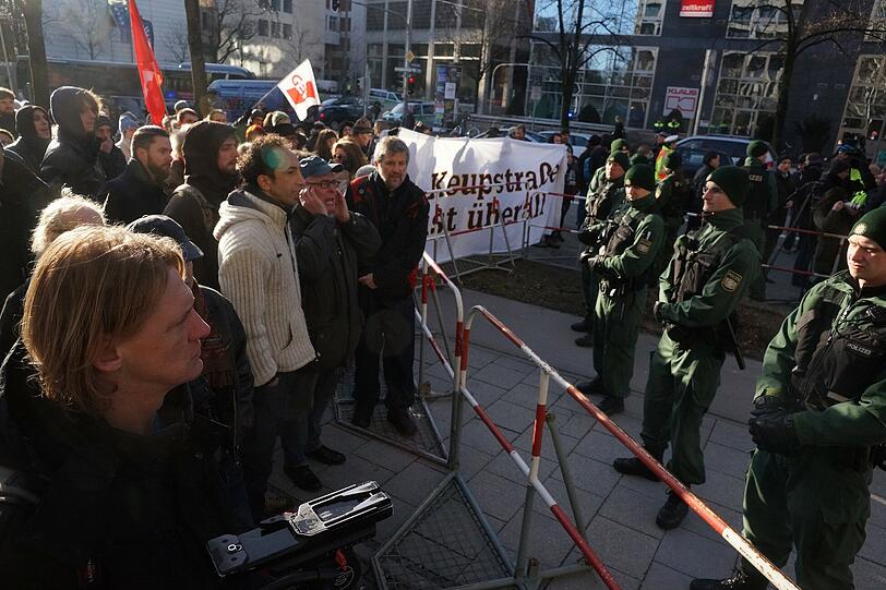 Demonstranten und Gegendemonstranten stehen vor der Polizeiabsperrung in der Nymphenburgerstraße.