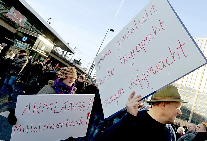 In Köln gingen am Samstag rechte und linke Grupperungen auf die Straße - es wurde hitzig.