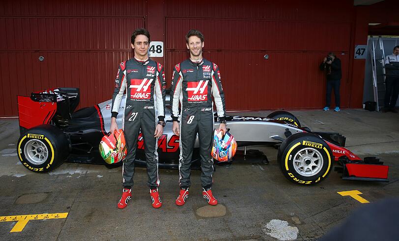 Esteban Gutierrez (Mexiko) und Romain Grosjean (Frankreich, rechts) vom Haas F1 Team am neuen VF-16.