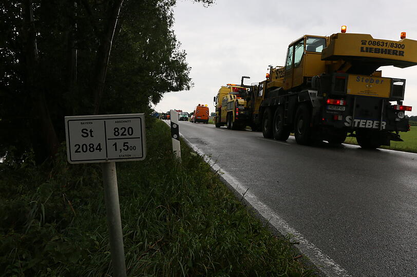 Ein Lkw kommt ins Schleudern und landet im Straßengraben. Die Bilder vom Unfallort.