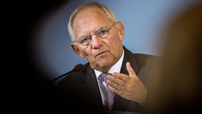 Mehr als 60 Länder unterzeichnen in Paris eine Vereinbarung zum Kampf gegen Steuertricks globaler Konzerne. Auch Bundesfinanzminister Schäuble reist dazu in die Zentrale der Organisation für wirtschaftliche Zusammenarbeit und Entwicklung (OECD). Mehr als 60 Länder unterzeichnen in Paris eine Vereinbarung zum Kampf gegen Steuertricks globaler Konzerne. Auch Bundesfinanzminister Schäuble reist dazu in die Zentrale der Organisation für wirtschaftliche Zusammenarbeit und Entwicklung (OECD).