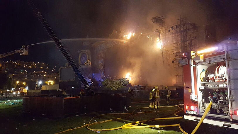 Die Hauptbühne auf dem "Tomorrowland"-Festival fängt plötzlich Feuer.