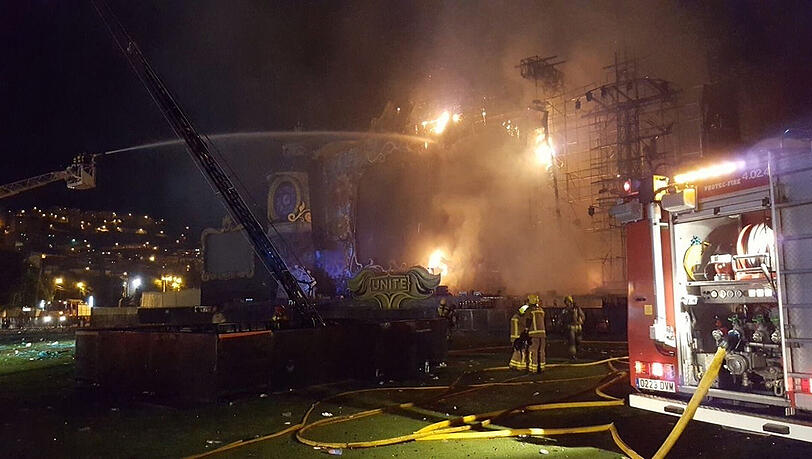 Die Hauptbühne auf dem "Tomorrowland"-Festival fängt plötzlich Feuer. Die Hauptbühne auf dem "Tomorrowland"-Festival fängt plötzlich Feuer.