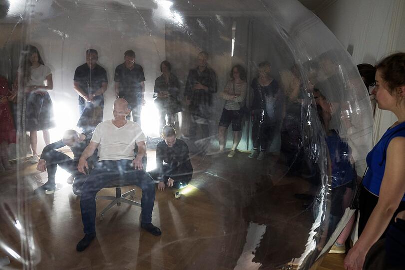 Die Performance "Bubble>3" in einer Wohnung in der Fürstenstraße.