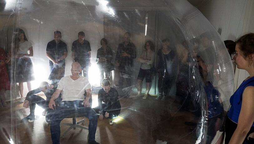 Die Performance "Bubble>3" in einer Wohnung in der Fürstenstraße. Die Performance "Bubble>3" in einer Wohnung in der Fürstenstraße.