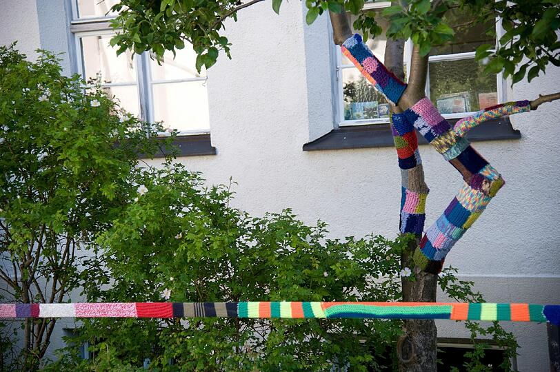 Street-Art im Hof: Die Bäume auf dem Schulhof der Turnerschule in Waldtrudering tragen bunte Strickkleider.