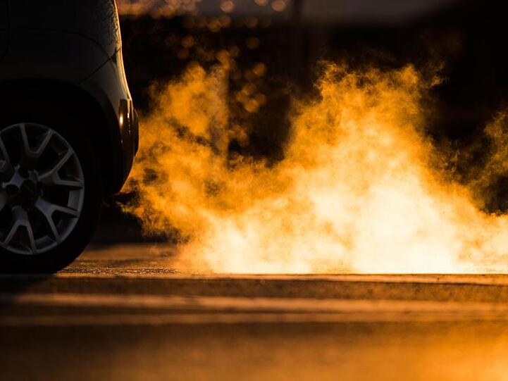 Im Streit um schärfere Klimaschutz-Vorgaben für Neuwagen in der EU finden EU-Parlament und Staaten nicht zusammen und haben ihre Gespräche vertagt.