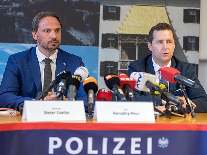 Ermittler sprechen bei einer Pressekonferenz über die Doping-Razzia mit sieben Festnahmen in Seefeld.
